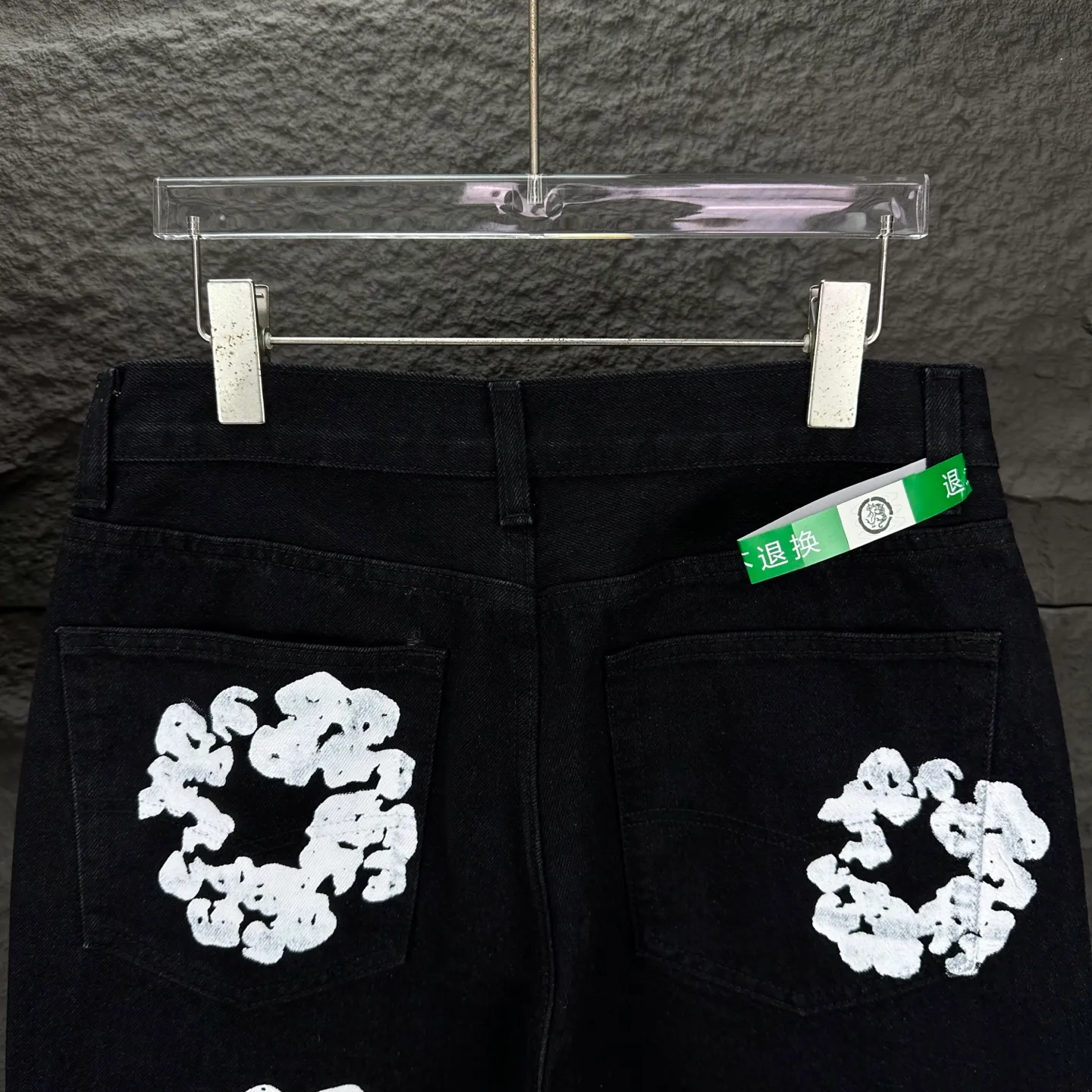 P230 Denim Tears 2025 new limited edition gem-inlaid kapok couples' washed jeans 🔥High version🔥High version🔥Top ceiling quality Styles with different washed textures are very friendly to people with thin legs and thick legs. The straight version is very flattering to the leg shape. Moderate length that never goes out of style, easy to match with casually, basic styling for various styles, a must-have in the wardrobe! The fabric is stiff but also makes the upper body soft without losing texture. The washing process is even more perfect. It is a must-have item for everyone! ! ! Washed wheat, hang tag, pants label, complete with three labels Color: black, blue, gray Size: 28, 30, 32, 34, 36 (five sizes)